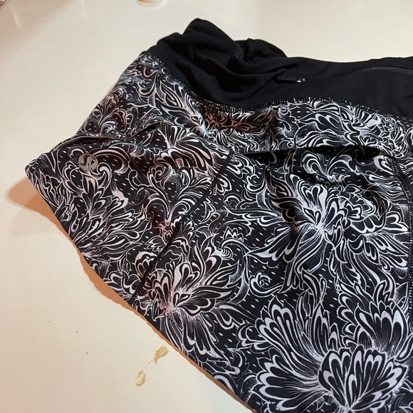 LULULEMON SPEED UP 2.5 Shorts!! - Picture 8 of 9